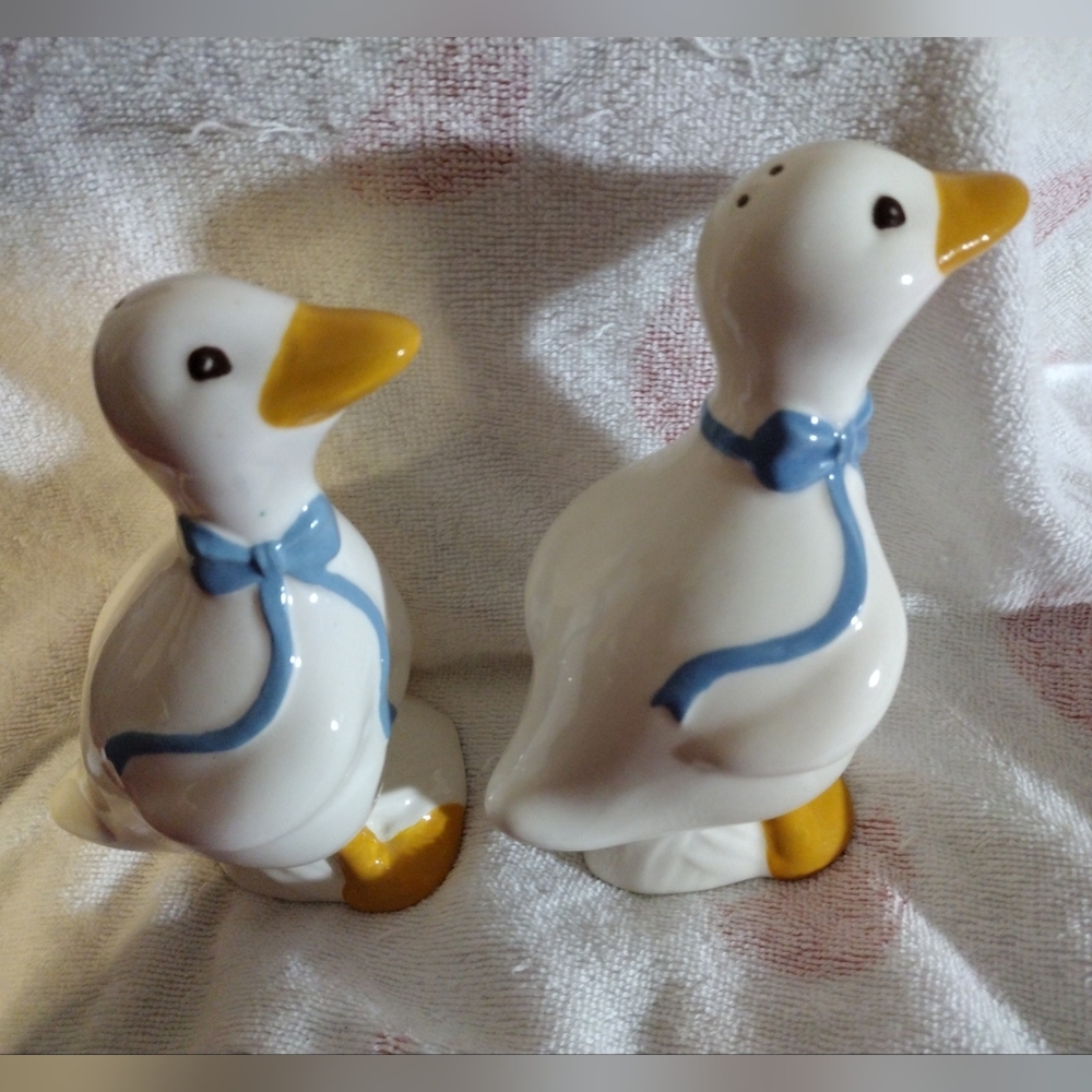Vintage Treasure Craft Pottery USA Ribbon Goose Salt and Pepper Shakers